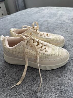 La Sheelah. Women’s Cream Platform Sneakers